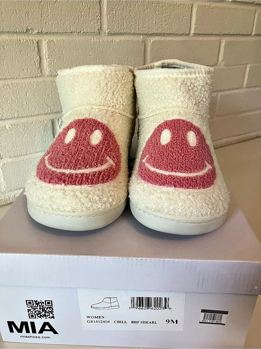 MIA Chill Smiley Faux Shearling Booties US 9M (nwt)
